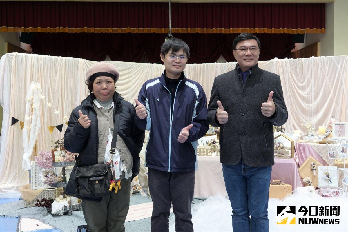 ▲鹿港鎮圖書藝文中心推出「花日‧一瞬」–凝結花草的日常美好瞬間展，鎮長許志宏邀請喜愛花草的民眾一同感受永不凋謝的花草魔法時。（圖／記者陳雅芳攝，2021.01.10）