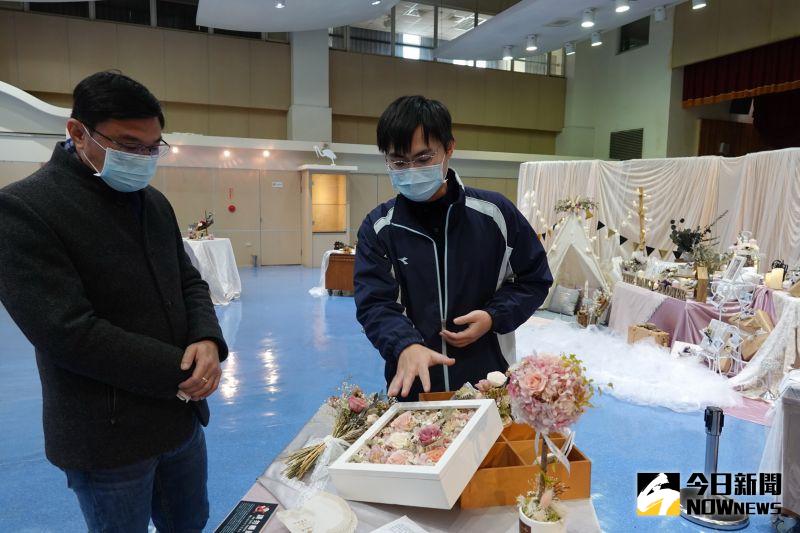 ▲策展人林振宸說,乾燥花、永生花的製作技術進步與花藝風潮的渲染。(圖/記者陳雅芳攝,2021.01.10)