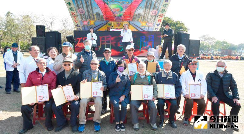 ▲彰化縣長王惠美表揚30位服務超過50年資深藥師,感謝他們發揮醫藥始祖神農氏的精神,堅守崗位,在臨床的第一線為病患、為縣民服務。(圖/記者陳雅芳攝,2021.01.10)