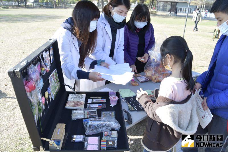 ▲活動由專業藥師來擔任「用藥知識闖關」關主來,讓大家一起來認識用藥安全。(圖/記者陳雅芳攝,2021.01.10)