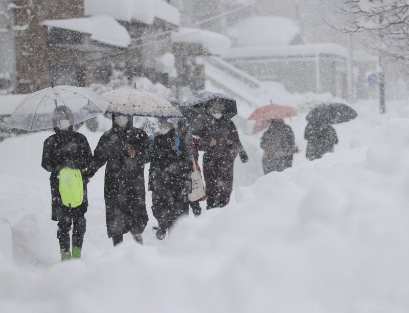 ▲日本沿岸地區近日接連遭受暴風雪襲擊，積雪越來越厚。（圖／美聯社／達志影像）
