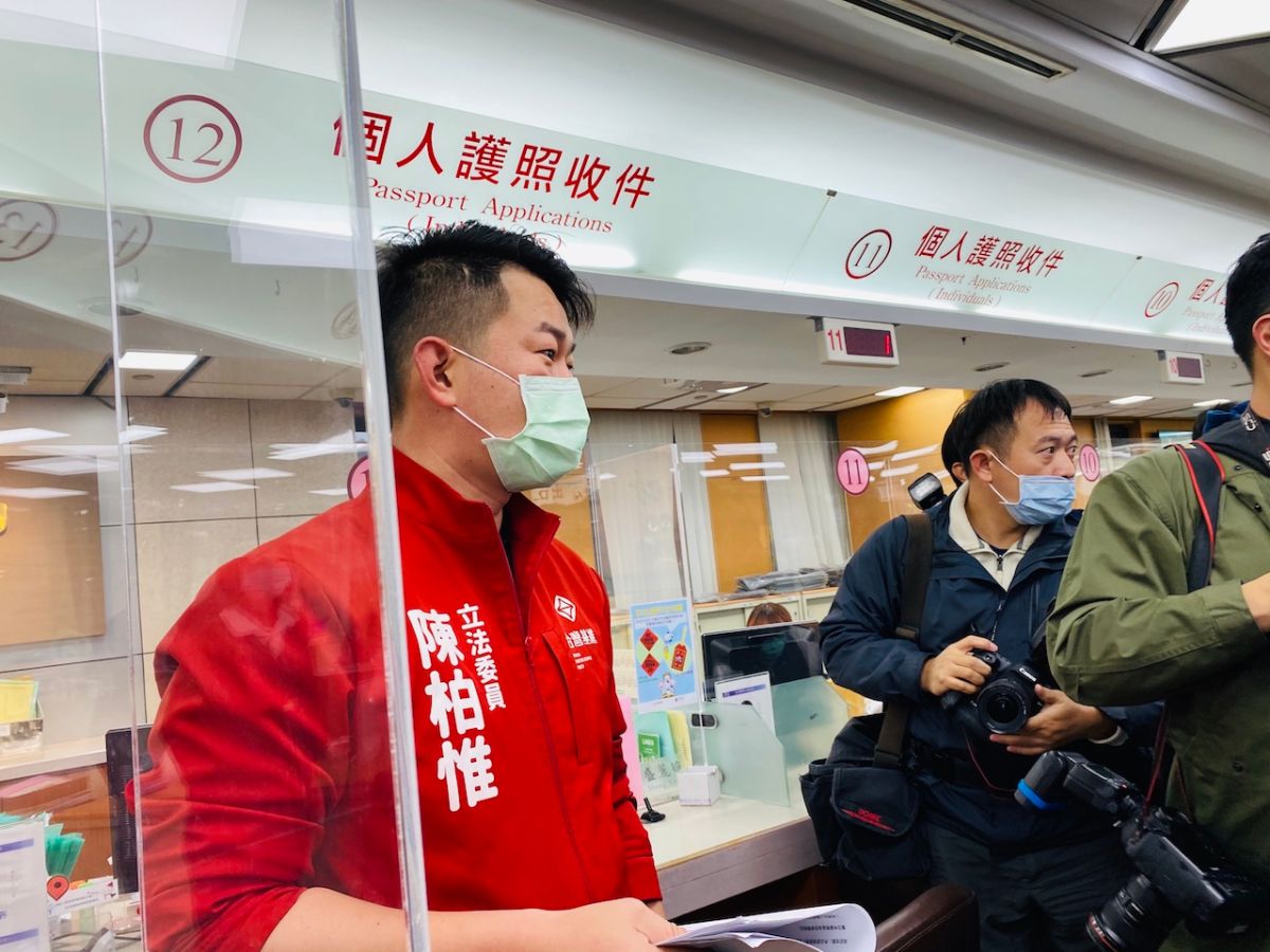 ▲台灣基進立委陳柏惟前往領事事務局申辦新版晶片護照。（圖／陳柏惟辦公室提供）