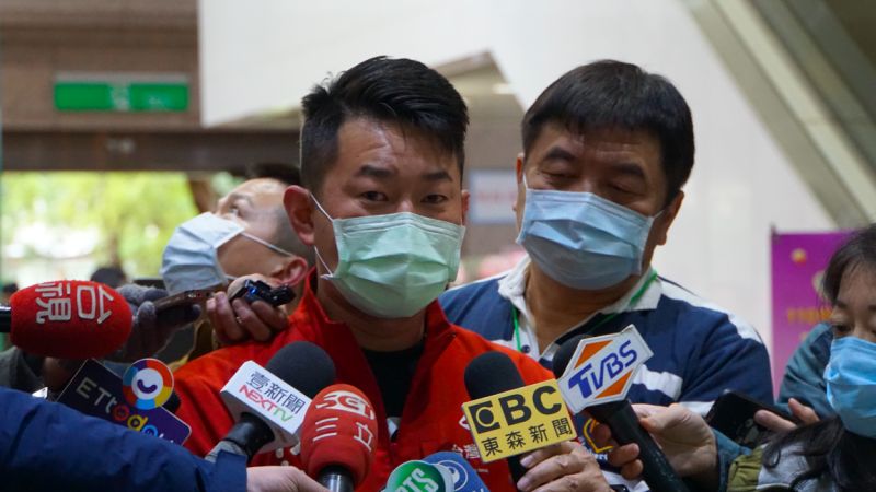▲立委陳柏惟前往領事事務局申辦新版晶片護照,他誇說「這是當選週年送大家的小禮」。(圖/記者呂炯昌攝.2021.1.11)
