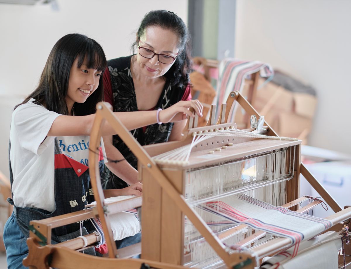 ▲烏來原住民編織協會中泰雅族人，將編織文化延續並傳承世代。（圖/新北市文化局提供）