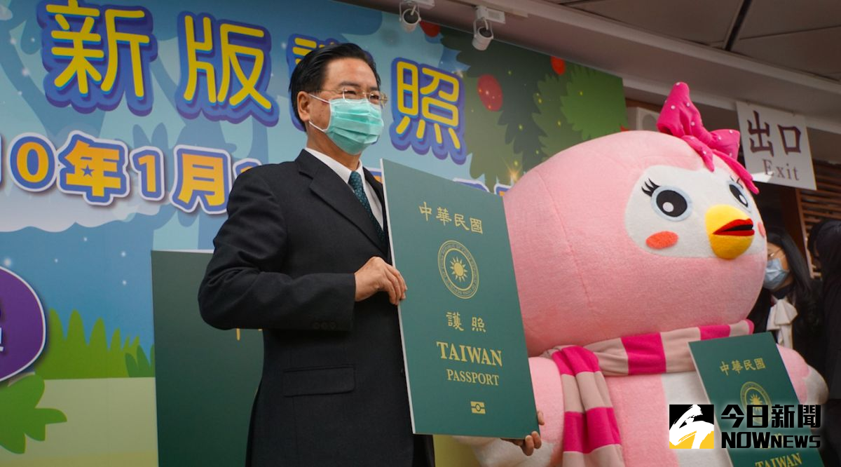 ▲新辦晶片護照申辦上路，外交部吳釗燮鼓勵大家換發新護照。（圖／記者呂炯昌攝.2021.1.11）