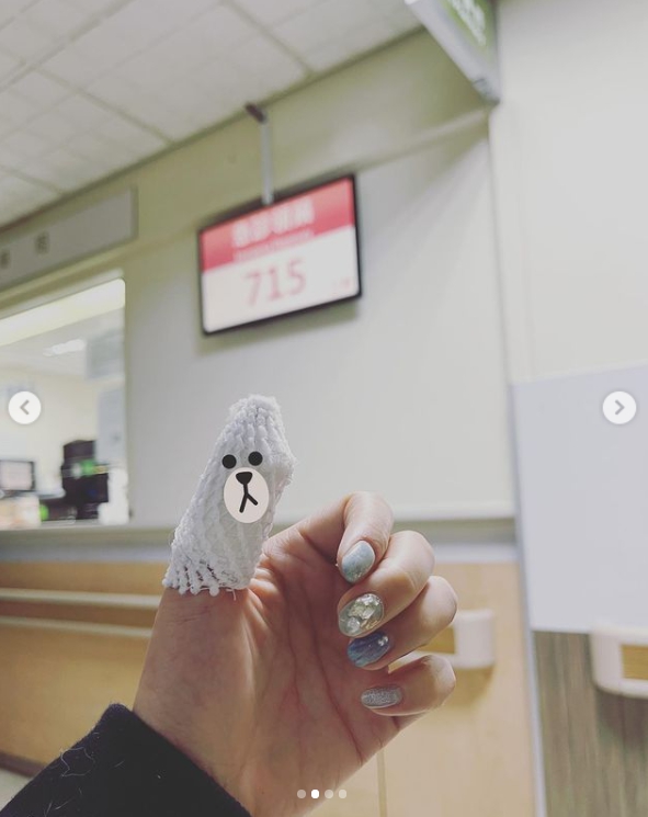 ▲楊晨熙曝光包紮好的大拇指。(圖/楊晨熙