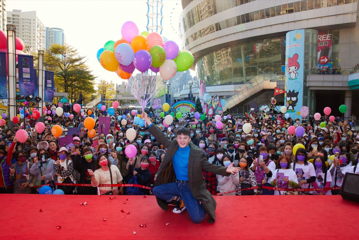 ▲許富凱收到粉絲送給他的紅內褲。（圖／凱聲影藝提供）