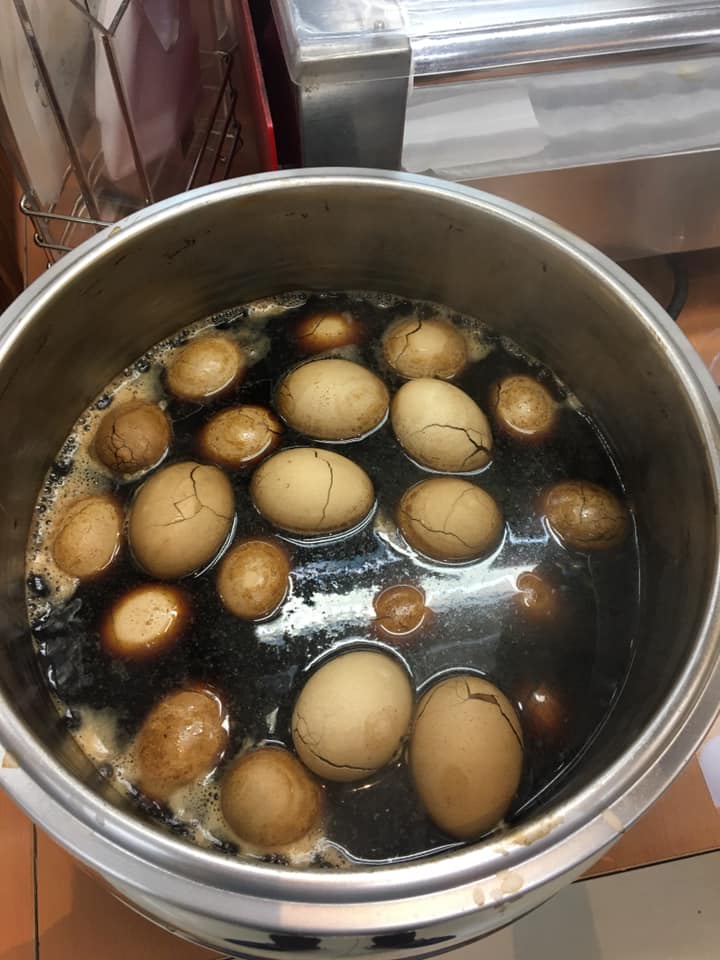 ▲客人拿關東煮的夾子去夾茶葉蛋,導致47顆茶葉蛋必須整鍋報廢。(圖/翻攝自臉書《爆怨公社》)
