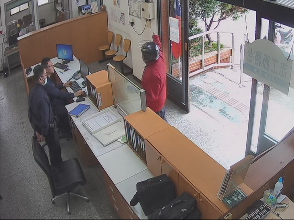 ▲民眾跑進派出所求救，告知警方農藥行有一酒醉男子要買農藥欲一飲而盡(圖／警方提供2021.1.11)