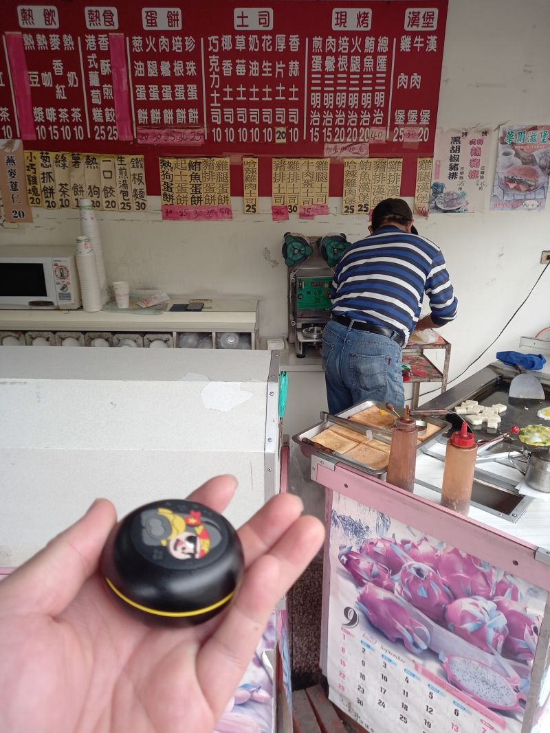 ▲阿伯一直在等原PO回來,才能把藍芽耳機還給他。(圖/翻攝自《爆廢公社二館》