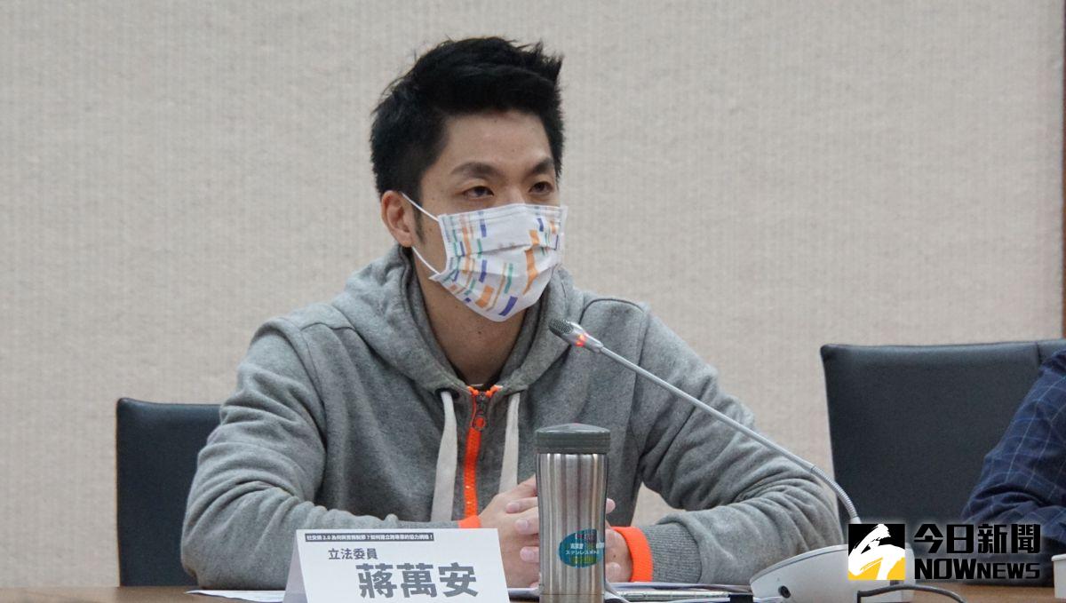 ▲台北市長蔣萬安感冒失聲，競選執行總幹事徐巧芯說，明天一定會出席辯論會。（圖／NOWNEWS攝影中心）