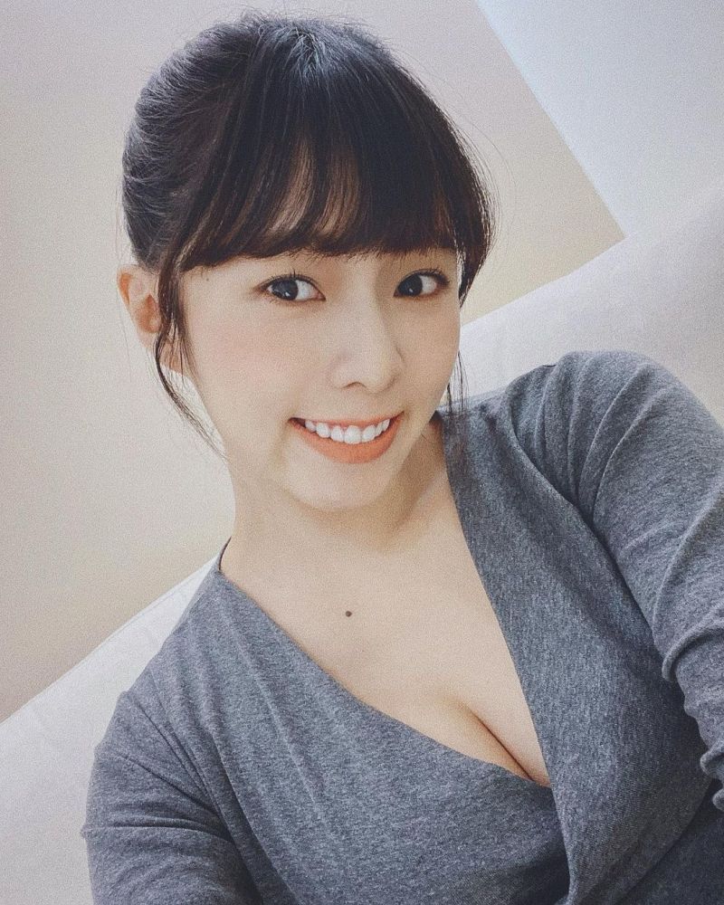 ▲簡廷芮胸前開深V展露事業線。(圖/簡廷芮