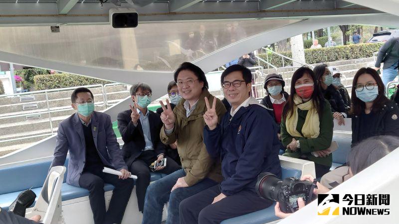 ▲高雄市長陳其邁和基隆市長林右昌搭乘愛之船,導覽愛河沿途景緻。(圖/記者鄭婷襄攝)