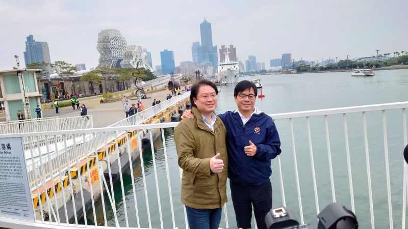 ▲高雄市長陳其邁和基隆市長林右昌在大港橋步行,並在網美打卡熱點合影。(圖/記者鄭婷襄攝)