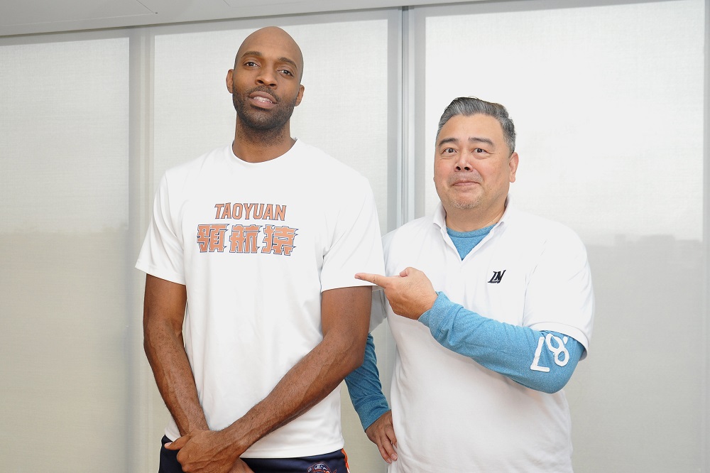 ▲肯尼NOW星球最新一集邀請到戴維斯上節目。（圖／林柏年攝）