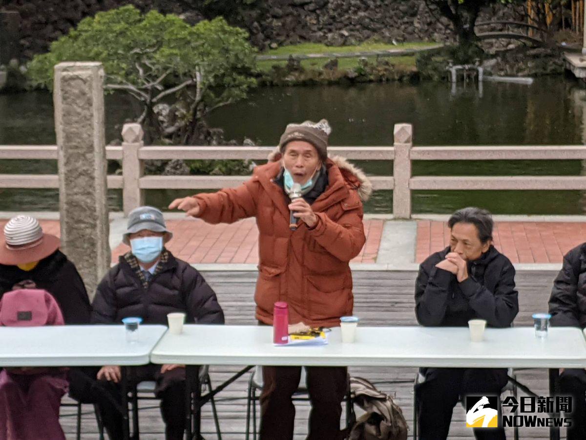 ▲真理大學麻豆校區的台灣文學資料館無預警遭換鎖封館，張良澤出面說明始末。（圖／記者鄭婷襄攝）