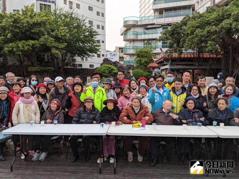 ▲張良澤召開記者會出面說明始末,湧入許多好友與支持者打氣。(圖/記者鄭婷襄攝)
