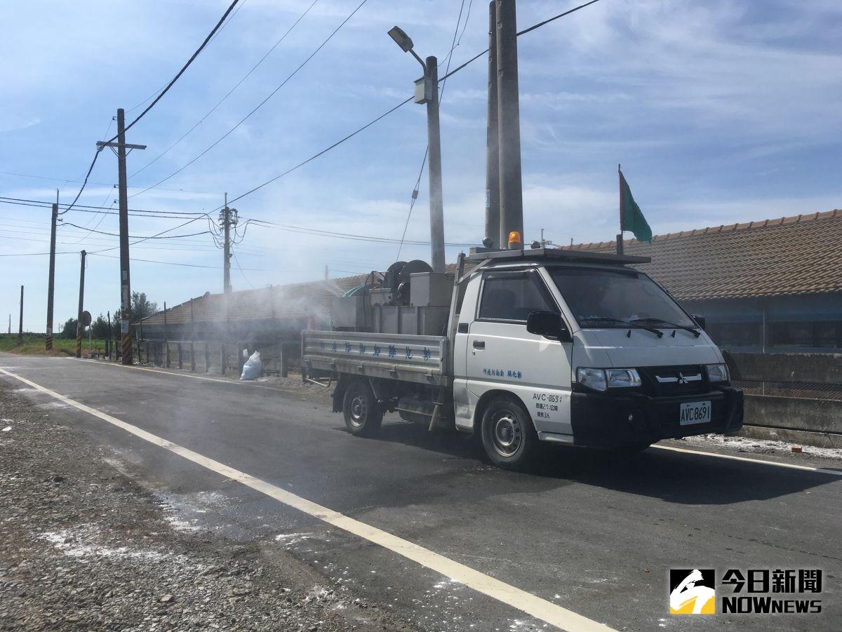 ▲為防範H5N8禽流感病毒入侵，彰化縣動物防疫所加強芳苑鄉漢寶濕地與附近禽場消毒作業，籲請養禽場強化生物安全措施。（圖／記者陳雅芳攝，2021.01.11）