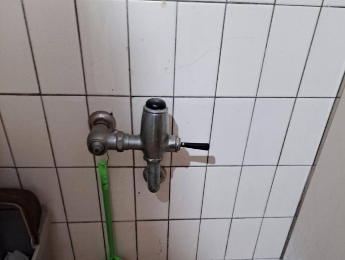 ▲有女網友指出，自己在公廁遇到一種蹲式馬桶的充水閥設計，讓她不明白該用手或腳按壓。（圖／翻攝Dcard）