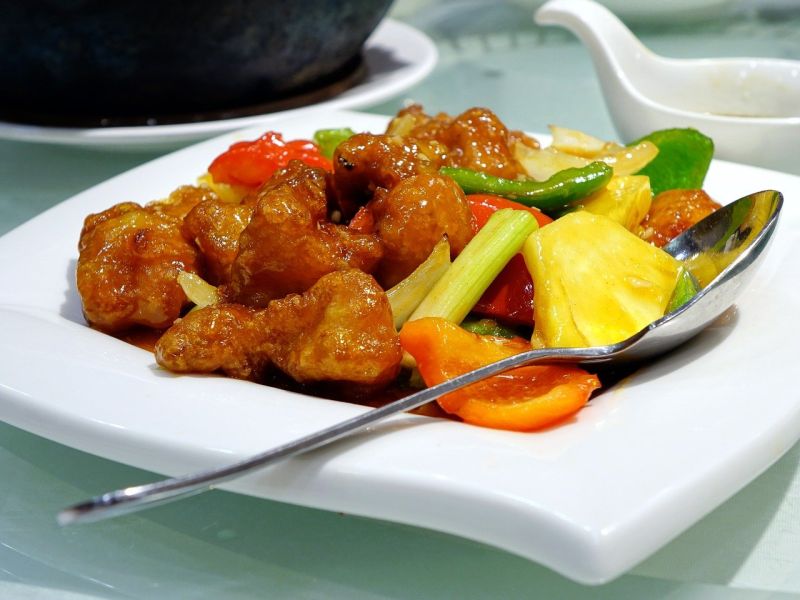 ▲專攻美食領域的《大慶談美食》專欄指出,有「3種料理」不可隨便加大蒜,否則恐會讓營養流失、口味變調。突圍糖醋排骨。(圖/取自pixabay)