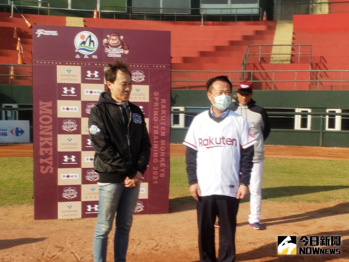 ▲樂天桃猿領隊浦韋青(左)。（圖／黃建霖攝）