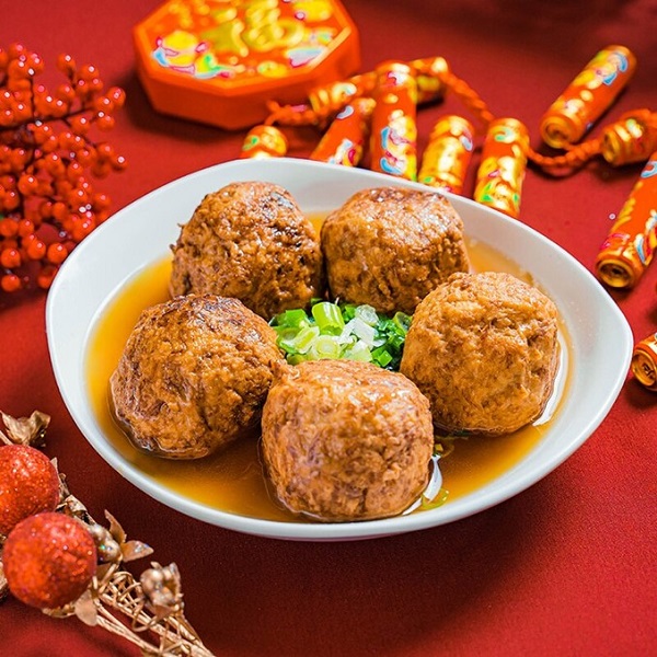 ▲冠軍年菜由肉餡濃郁多汁的眷村紅燒獅子頭獲得。(圖/翻攝自樂天市場官網)