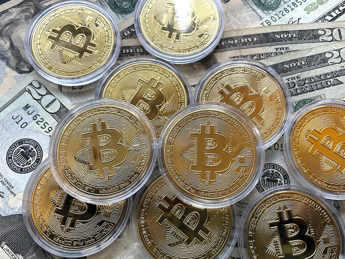 ▲美國電動車龍頭特斯拉（Tesla）宣布投資比特幣，讓主流市場對加密貨幣的接受度提高，比特幣價格飆破5萬美元，創下歷史新高。（圖／美聯社／達志影像）