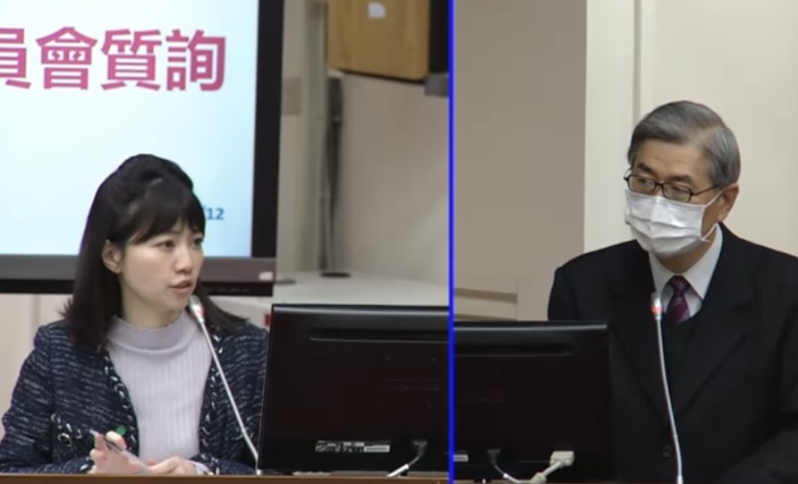 ▲金管會通過富邦金申請公開收購日盛金案，民進黨立委高嘉瑜（左）再批金管會護航富邦金，在日盛金中資疑慮還未查清前就火速通過此案，要求2月1日前查清，金管會主委黃天牧（右）則說「我們會盡快」。（圖／擷取自立法院議事轉播）