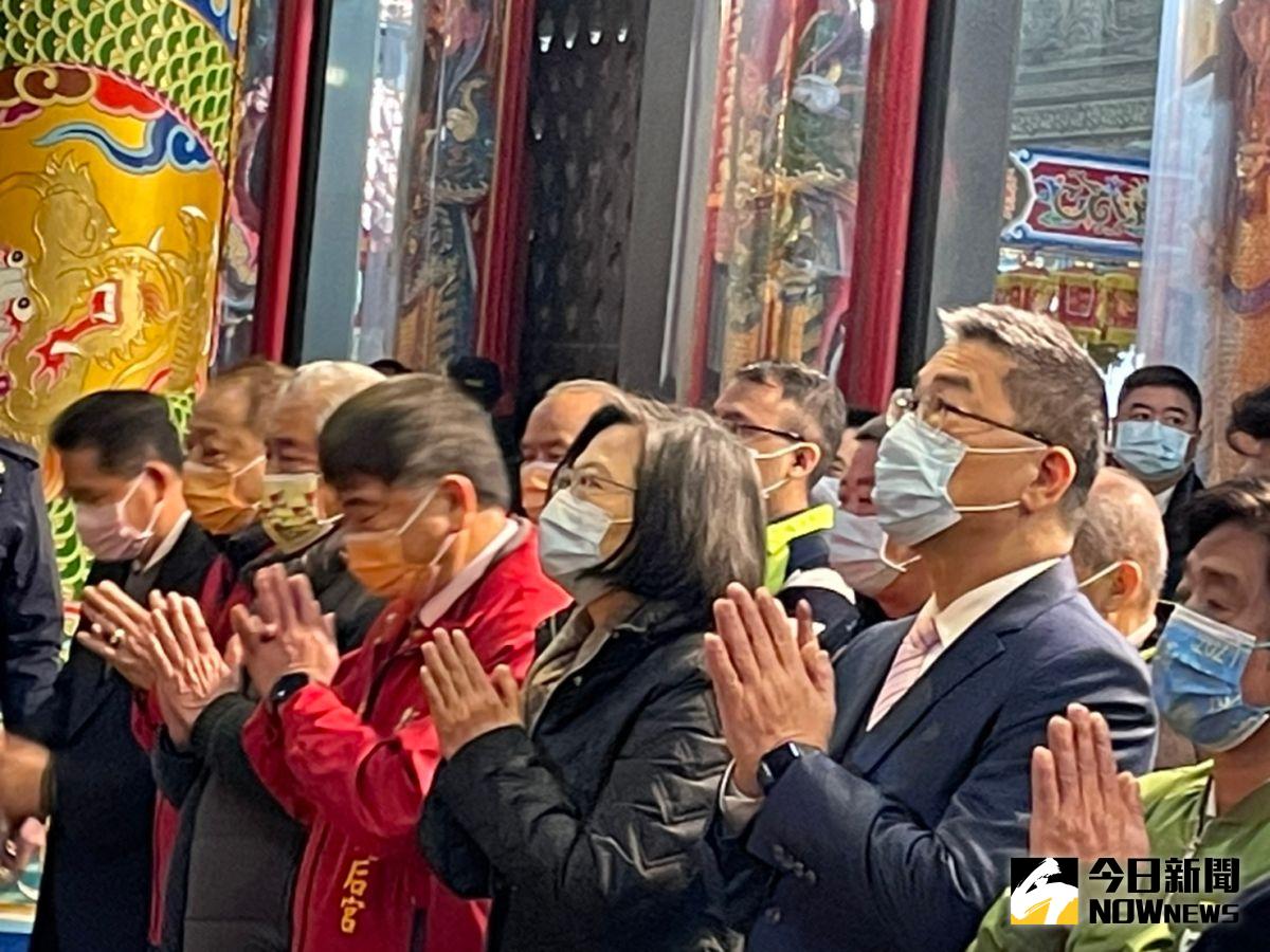▲總統蔡英文今(12)日今日在內政部長徐國勇、立委吳琪銘、羅致政的陪同下，前往新北市三峽區的「紫微天后宮」參拜祈福。（圖/記者陳志仁攝，2011.01.12）