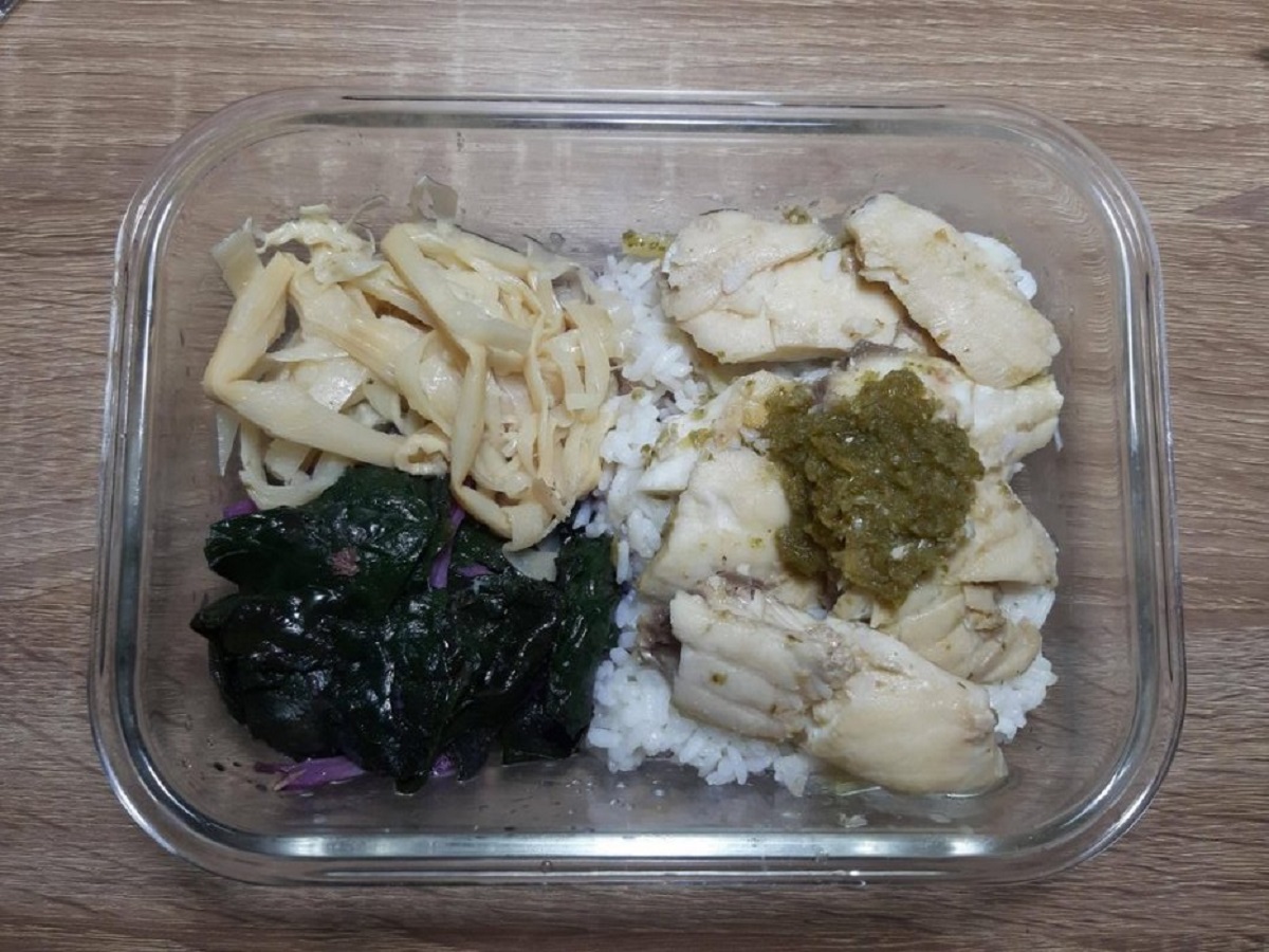 ▲一名女網友日前幫男友帶便當，嘗試加入「1醬料」，結果男友吃後大讚「超下飯！」讓她雀躍得直呼「發現新大陸！」（圖／翻攝自Dcard）