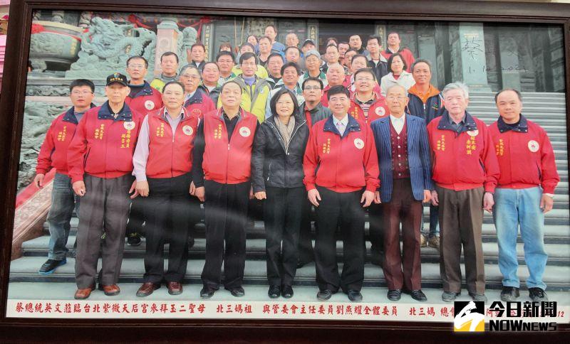 ▲總統蔡英文不僅開心在照片上簽名,還說「今日穿的衣服外套,與5年前穿的是同一件外套!」(圖/記者陳志仁攝,2011.01.12)