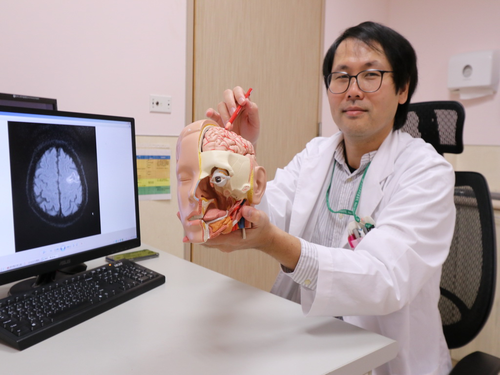 ▲醫生指血管堵塞位置。(圖／林重鎣攝2021.1.12)