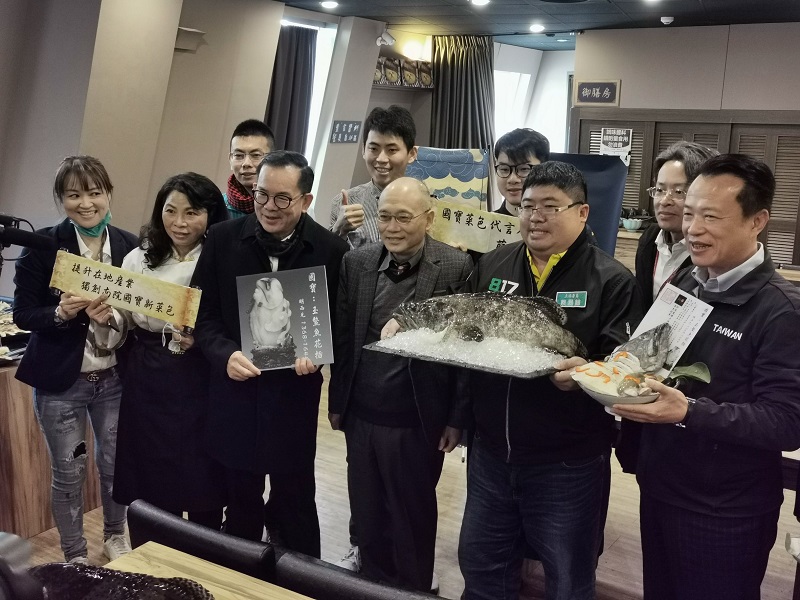 ▲立委蔡易餘代言，縣長翁章梁等人到場力挺創新的國寶鍋物。(圖／讀者吳先生提供）