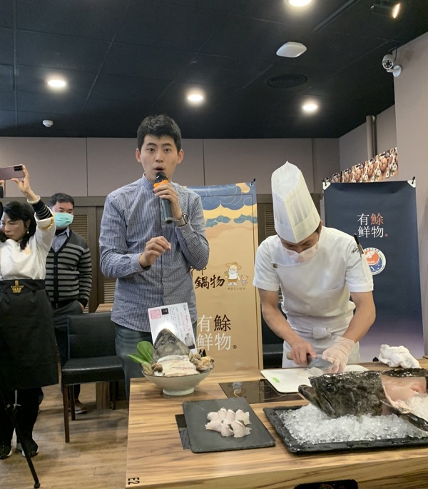 ▲「野爺鍋物」負責人吳品諭(中)指出,去年以國寶翠玉白菜為發想推「翠玉白菜鍋」,今年適逢南院成立5週年,再將國寶與鍋物完美結合,新添一個極具好彩頭的「魚躍成龍鍋」。(圖/讀者吳先生提供)