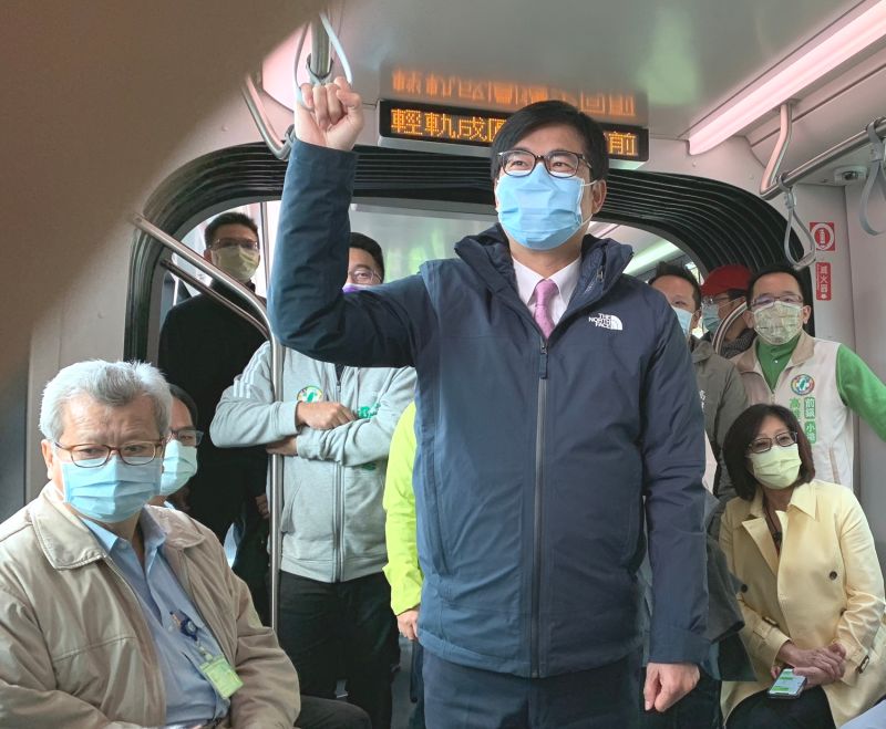▲高雄市長陳其邁搭上高雄輕軌列車,左為中鋼董事長翁朝棟。(圖/記者黃守作攝,2021.01.12)