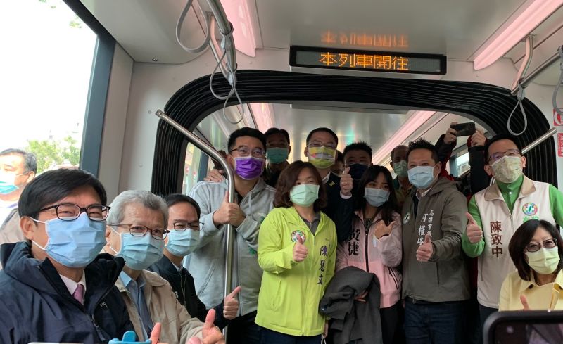 ▲高雄市長陳其邁(左1)、中鋼董事長翁朝棟(左2)、立法委員李昆澤(左3),以及地方民意代表搭上高雄輕軌列車。(圖/記者黃守作攝,2021.01.12)