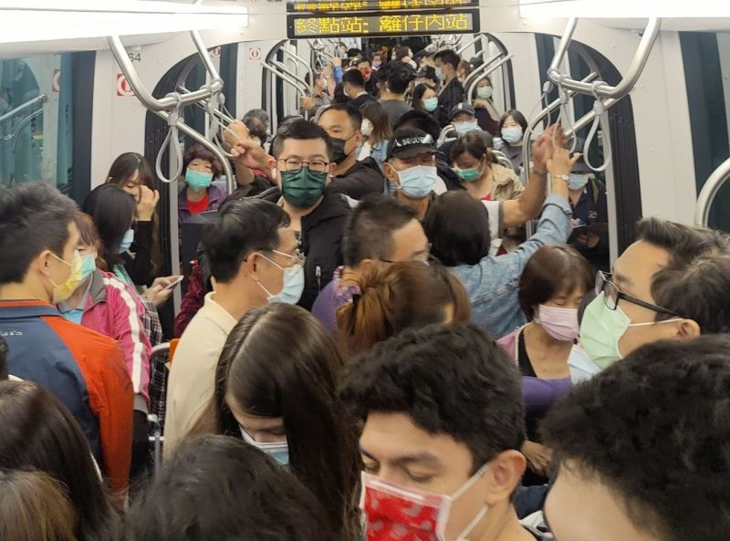 ▲高雄環狀輕軌2階大南環路段通車,擠滿搭乘民眾。(圖/記者黃守作攝,2021.01.12)