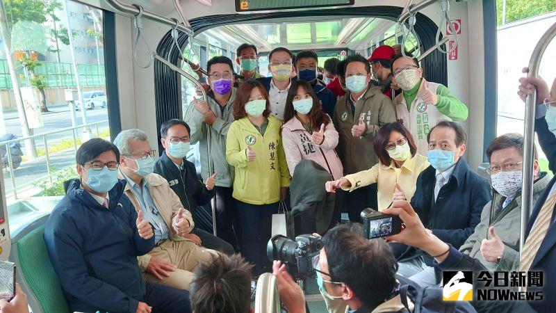 ▲輕軌大南環路段9個站加入試營運,高雄市長陳其邁和多位議員今(12)日至現場試乘視察。(圖/記者鄭婷襄攝)