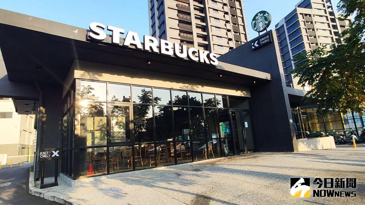 ▲桃園市某醫院爆發新冠肺炎院內感染，確診者去過的星巴克咖啡停業消毒。（圖／記者呂炯昌攝.2021.01.12)