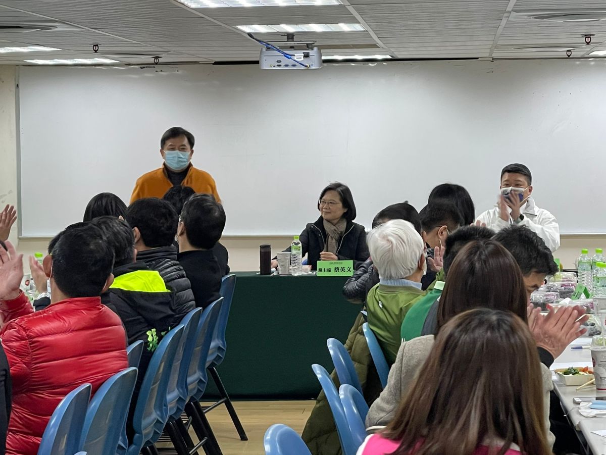 ▲身兼民進黨主席總統蔡英文今(12)日前往板橋區農會，參加新北市地方黨務的座談並與基層餐敘。（圖/民進黨新北市議會黨團提供）