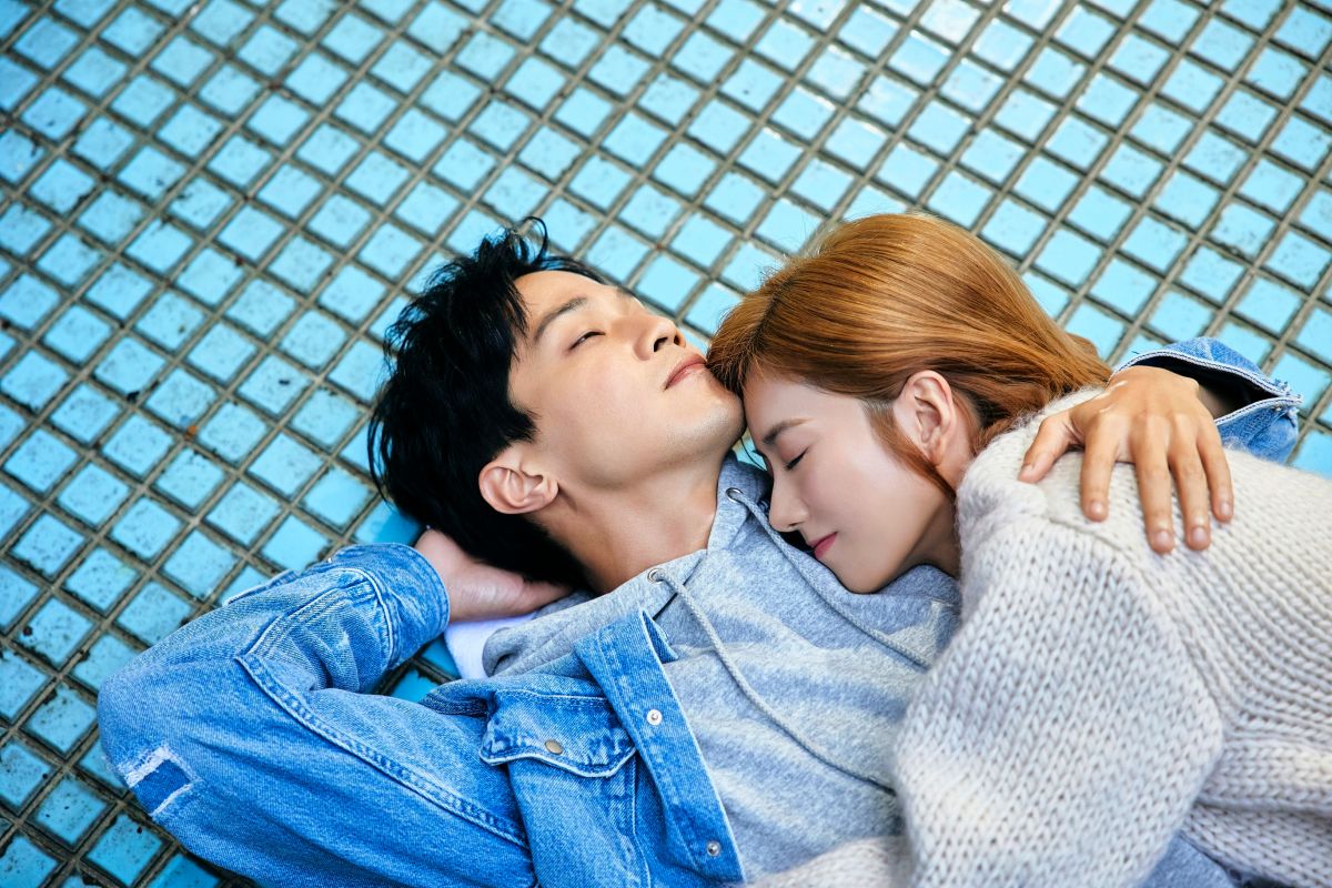 ▲蔡黃汝（右）、薛仕凌在MV中飾演情侶，蔡黃汝被對方的暖男3招給收服。（圖／寬宏音樂＆繁星浩月娛樂提供）