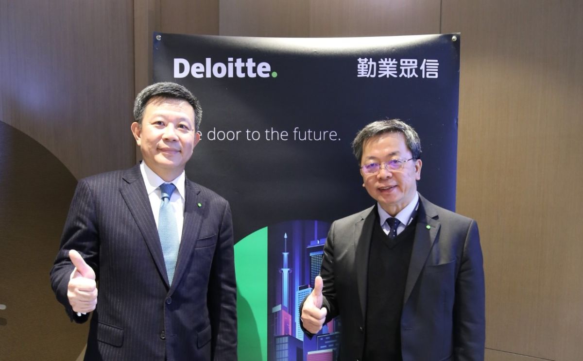 ▲勤業眾信聯合會計師事務所針對台灣資本市場做出觀察，認為今年有4大關鍵，並估掛牌家數上看60家。（右為勤業眾信總裁賴冠仲、左為審計服務部營運長）