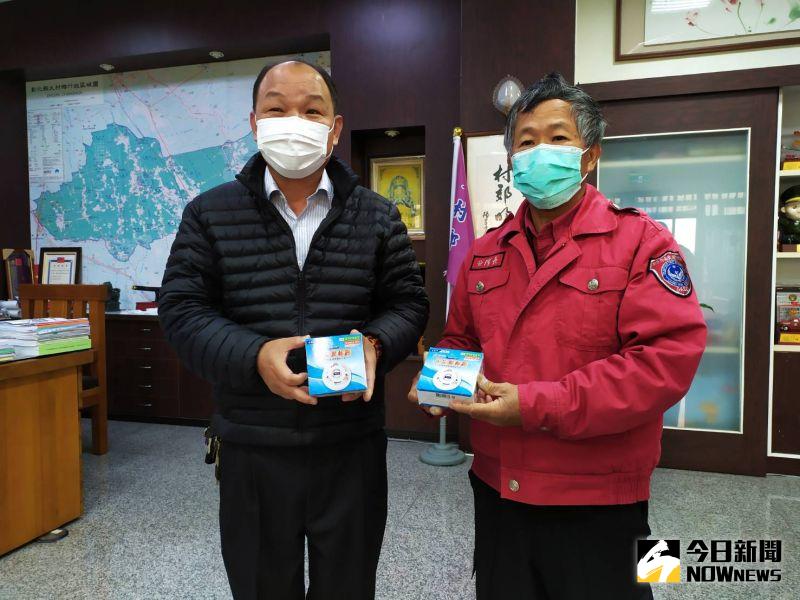▲這次大村鄉公所與大村義消分隊聯合捐贈2000只住警器給彰化縣消防局,將大幅提升大村鄉住警器設置比例。(圖/記者陳雅芳攝,2021.01.12)
