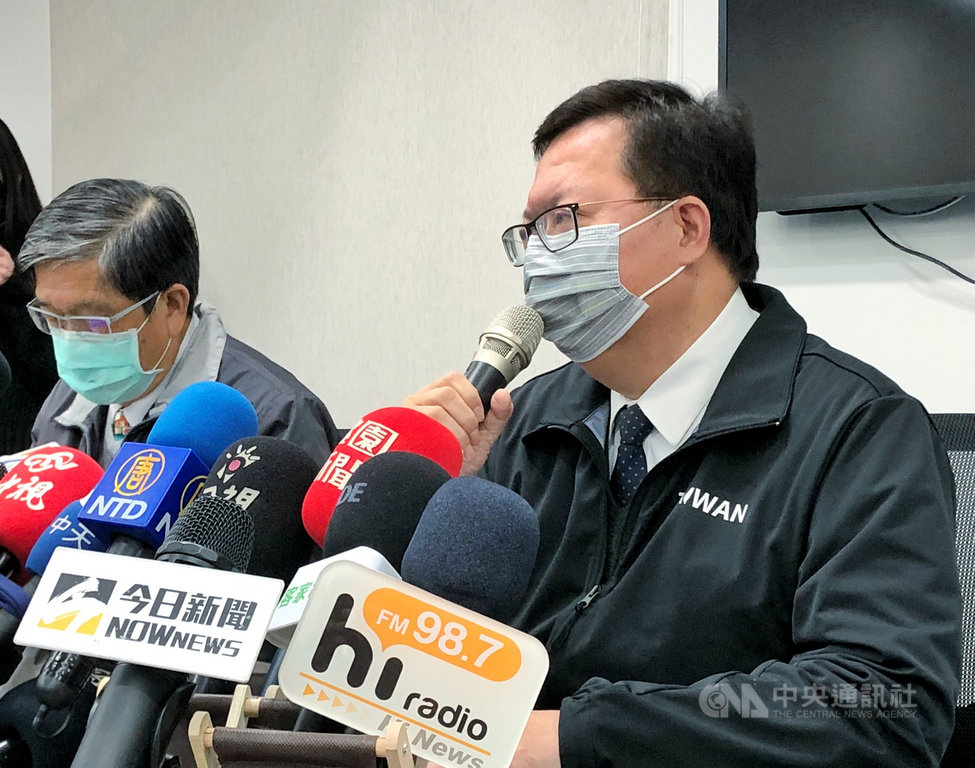 ▲北部某醫院曾照顧確診者醫師染疫，桃園市長鄭文燦（右）12日表示，市府附屬機關、學校尾牙停辦，過年前大型活動延到年後，民間業者活動須依照指揮中心防疫規定辦理。中央社記者吳睿騏桃園攝 110年1月12日