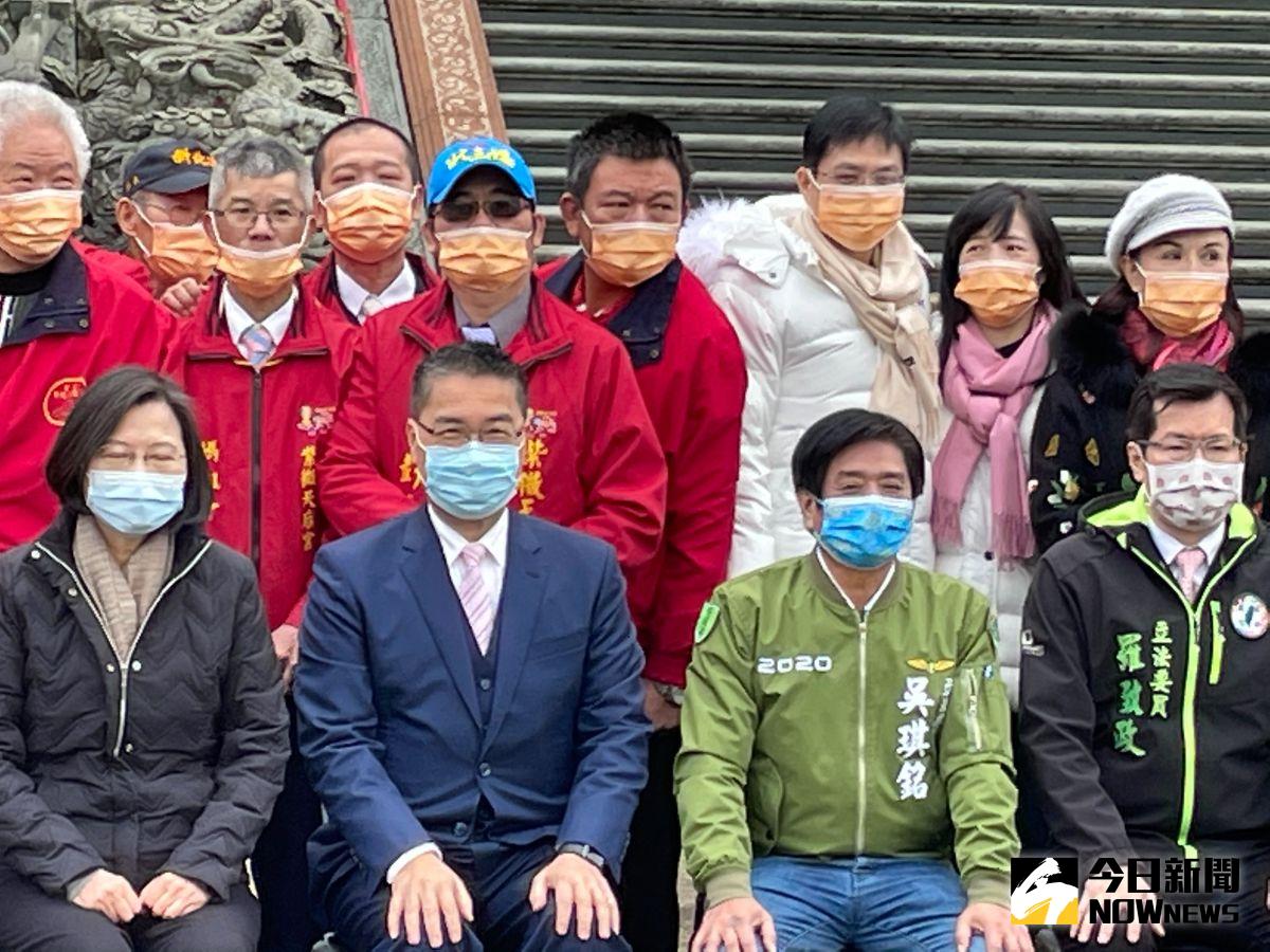 ▲針對行政院長蘇貞昌要暫緩推動新式的數位身分證(New eID)，內政部長徐國勇(左二)表示，將會盤整法制等相關的疑慮後，再向社會大眾宣布。（圖/記者陳志仁攝，2011.01.12）