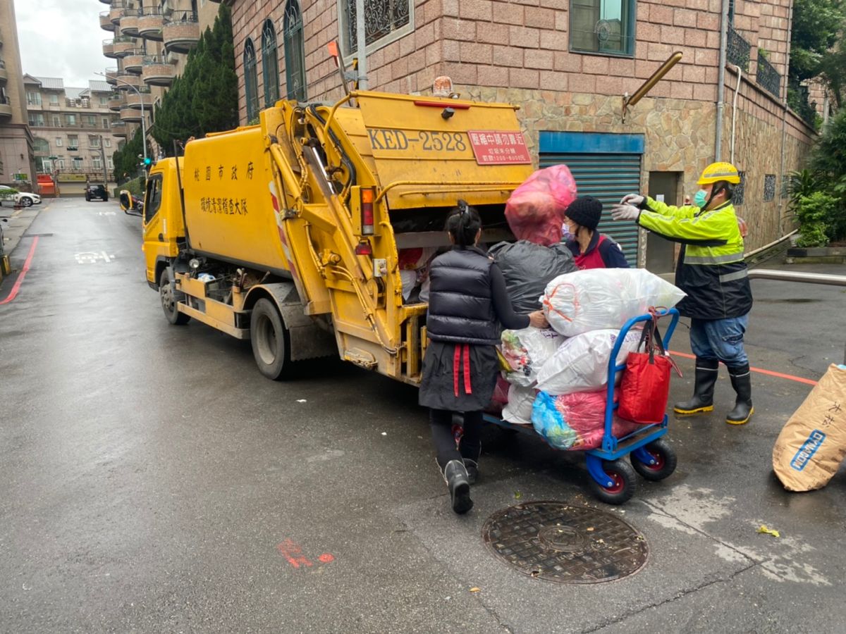 ▲環保局呼籲民眾把握春節前最後一週時間整理清掃家園，桃園市2千多名清潔隊員也會加班逗陣拚掃，全力服務市民除舊佈新迎接牛年的到來。（圖／桃園市環保局提供）