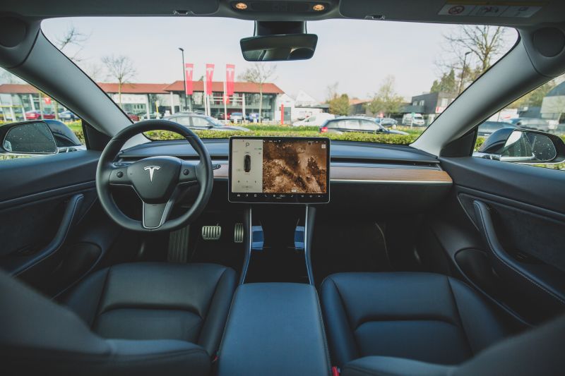 ▲狄伯特在7年前將所有身家押在特斯拉(TESLA)上,如今宣布退休。(示意圖/取自unsplash)