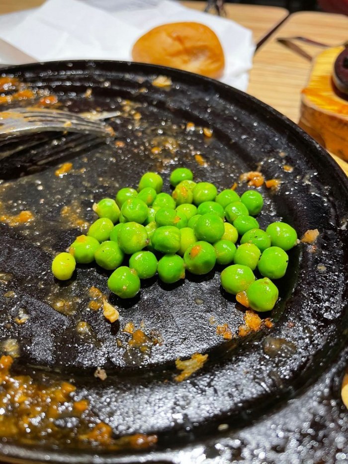 ▲從照片中可以看到，原PO吃完牛排後，鐵盤上只剩下一片「綠油油」的豌豆。（圖／翻攝自《Dcard》）