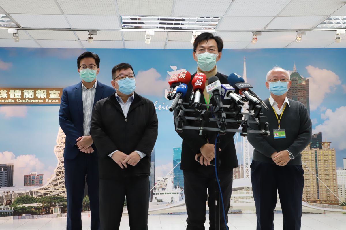 ▲（左至右）高雄市政府經發局長廖泰翔、民政局長閻青智、新聞局長董建宏、衛生局長、黃志中，今（13）日出面說明高雄市春節期間相關活動防疫規範，春節活動正常舉行。（圖／高雄市政府提供）
