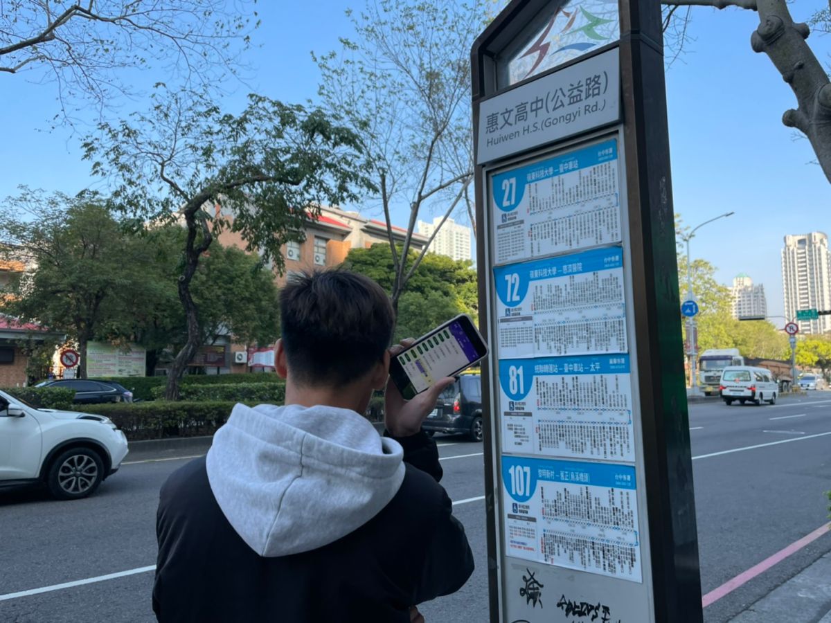 ▲綠營議員披露，交通局開發的APP已上線超過一年，而預約功能卻毫無作用、公車駕駛對政策狀況外(圖／江肇國服務處提供2021.1.13)